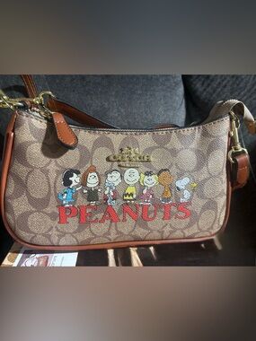 Signature Peanuts inspired brown canvas shoulder bag with red logo